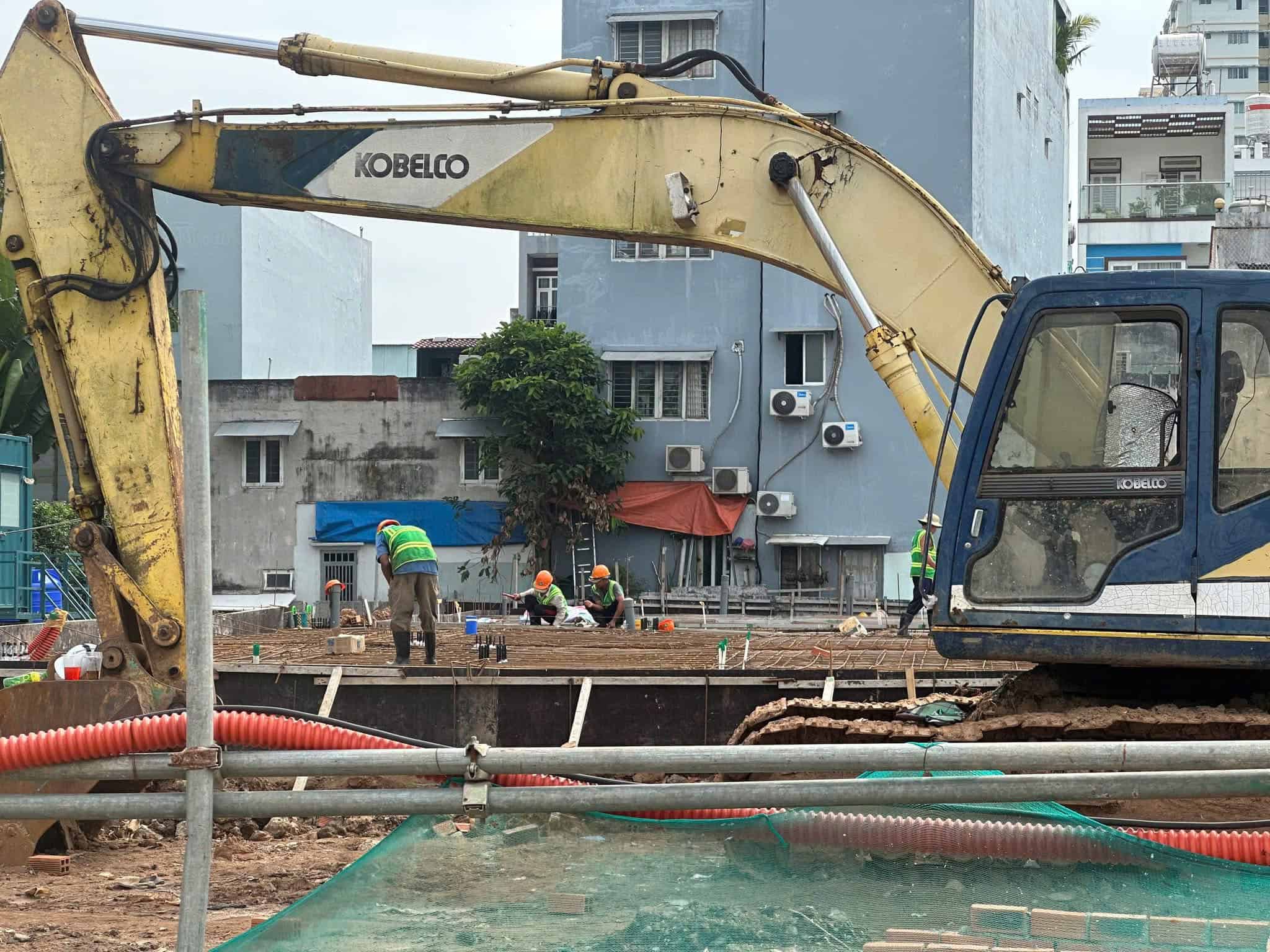 Máy móc hoạt động liên tục tại công trường Ansana.