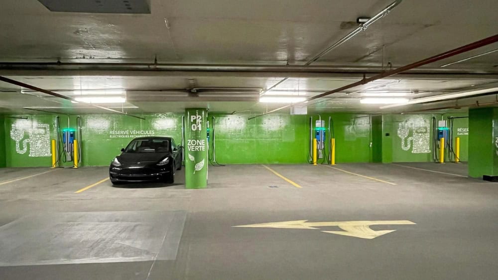 Khu vực trạm sạc xe điện hiện đại tại tầng hầm Ansana.