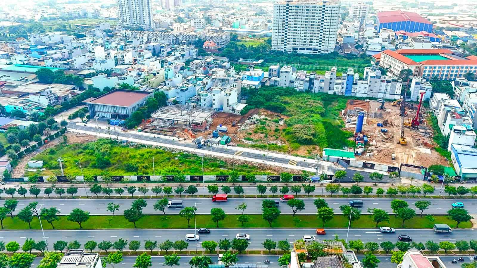 Toàn cảnh công trường dự án Ansana by Kita đang triển khai rầm rộ tại mặt tiền đại lộ Võ Văn Kiệt.