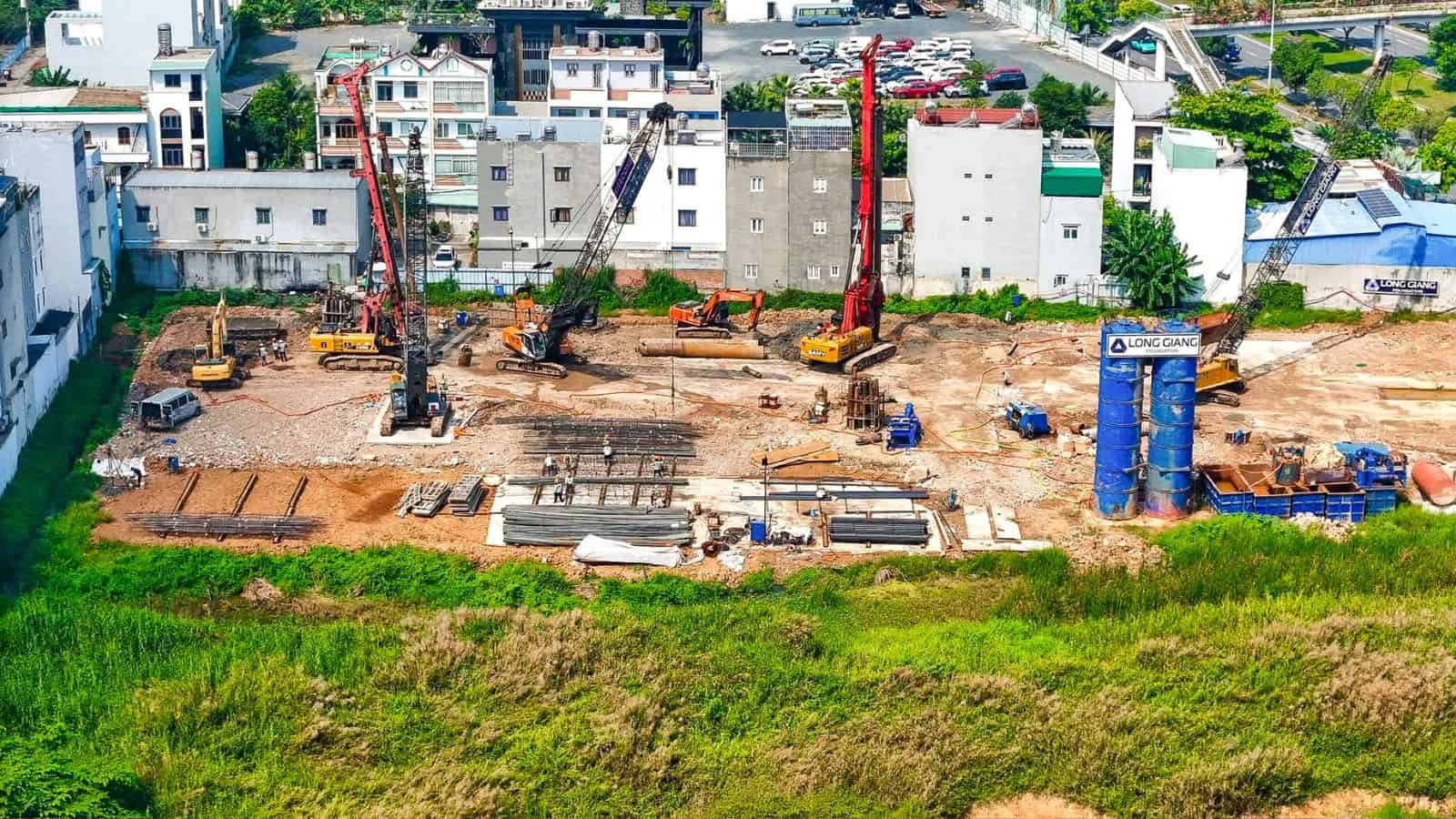 Các thiết bị siêu trường siêu trọng phục vụ thi công tường vây tại công trường.